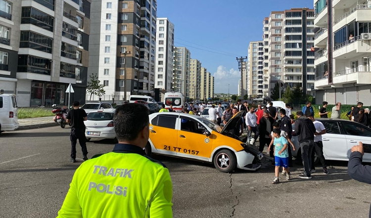 Diyarbakır Kayapınar’da taksi otomobile çarptı: 5 yaralı