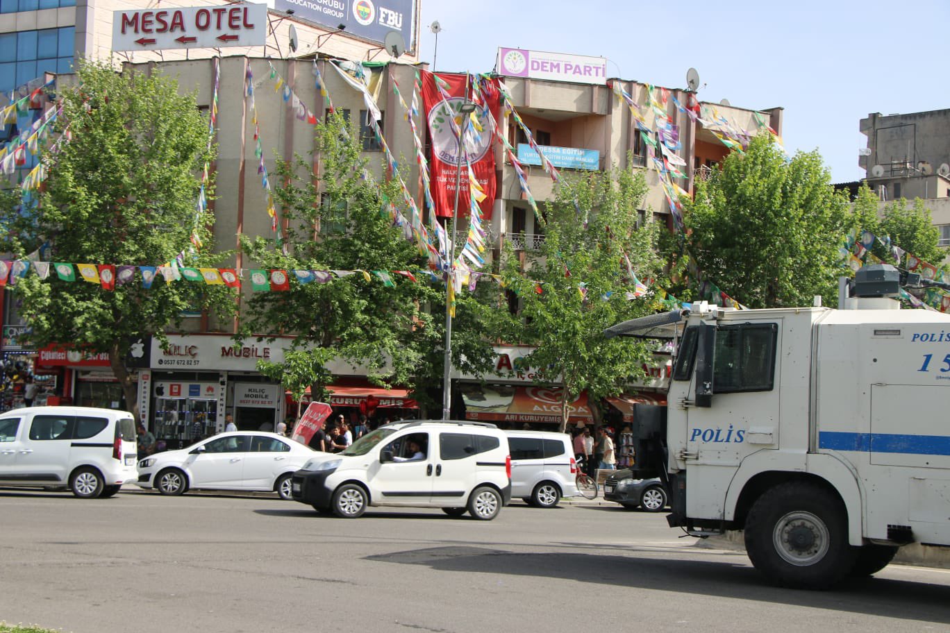 DEM Parti’ye polis baskını!