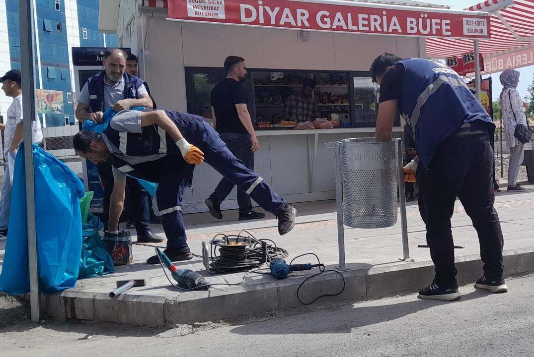 Diyarbakır Büyükşehir Belediyesi çöp kovası ekibi kurdu