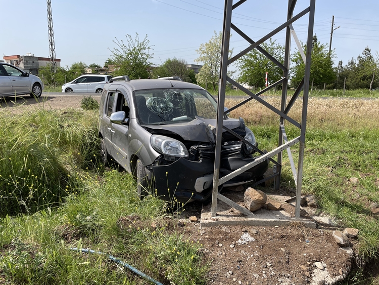 Diyarbakır’da araç elektrik direğine çarptı: 3 yaralı
