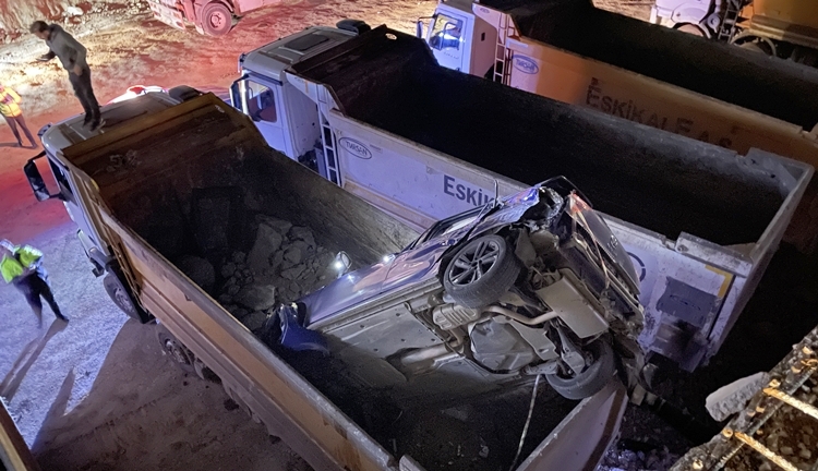 Böyle kaza görülmedi: Otomobil kamyonun kasasına girdi