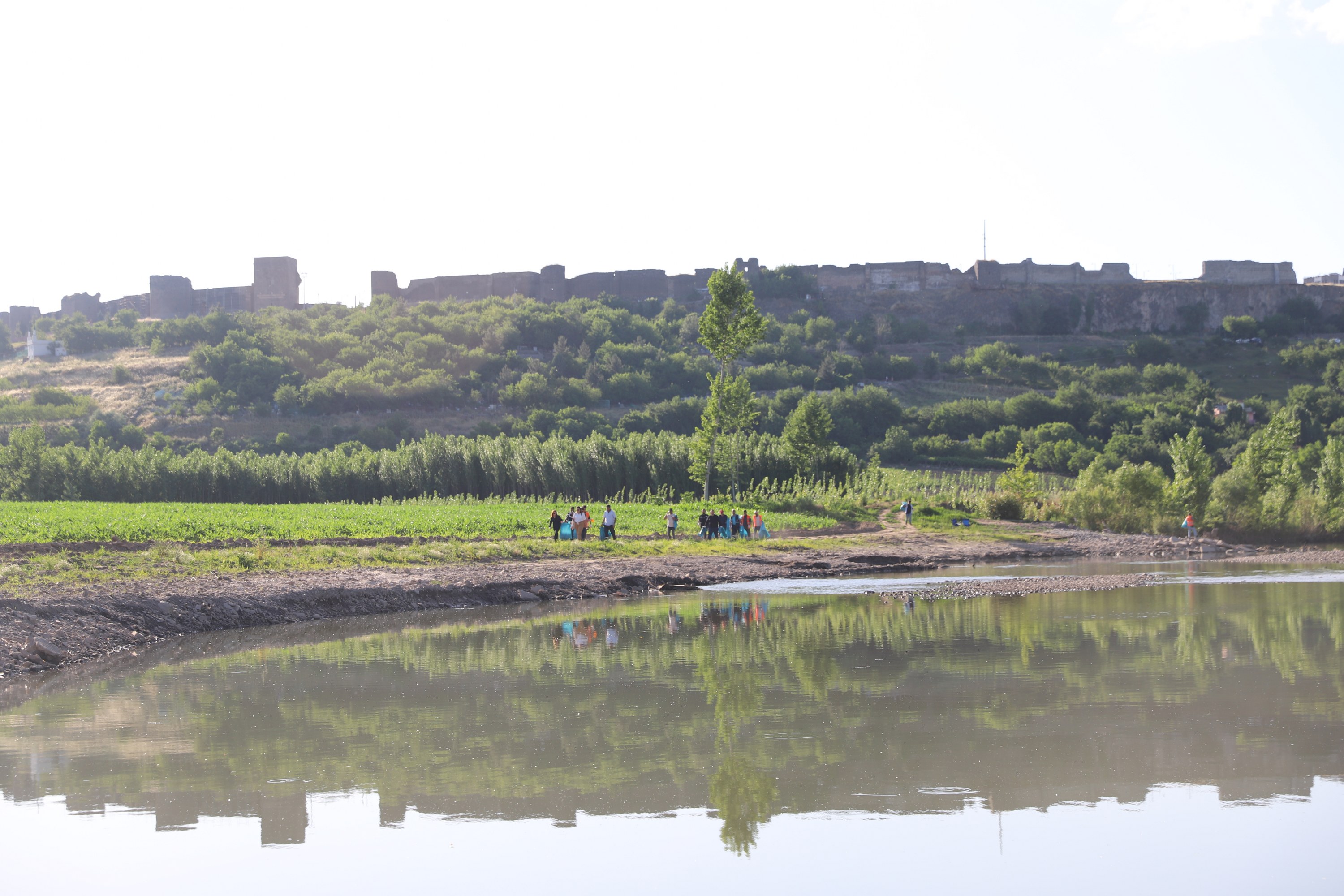 Diyarbakır'da Dicle Nehri kıyısında mahsur kalan 4 kişiye kurtarma