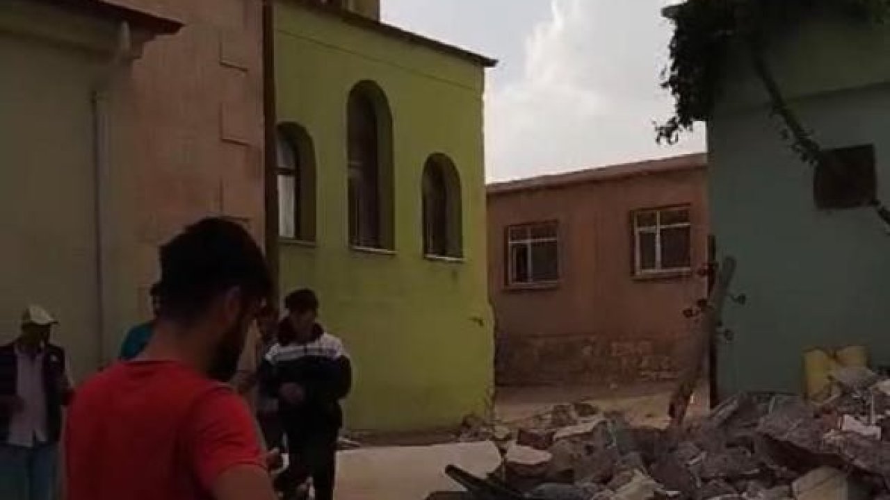 Diyarbakır’da fırtına: Minare evin üstüne düştü