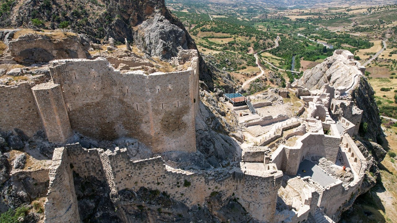 Depremde hasar görmüştü: Tarihi kale tekrar ziyarete açıldı
