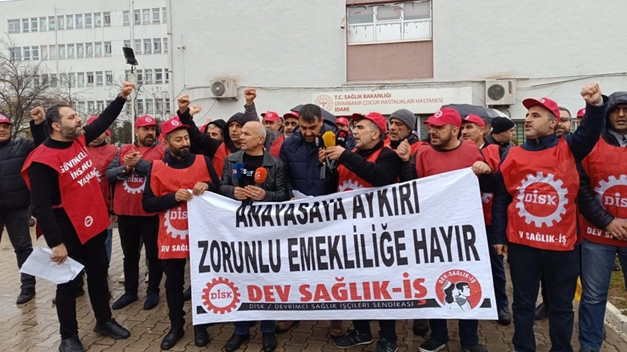 Sağlık emekçileri Diyarbakır'da zorunlu emekliliğe hayır dedi!