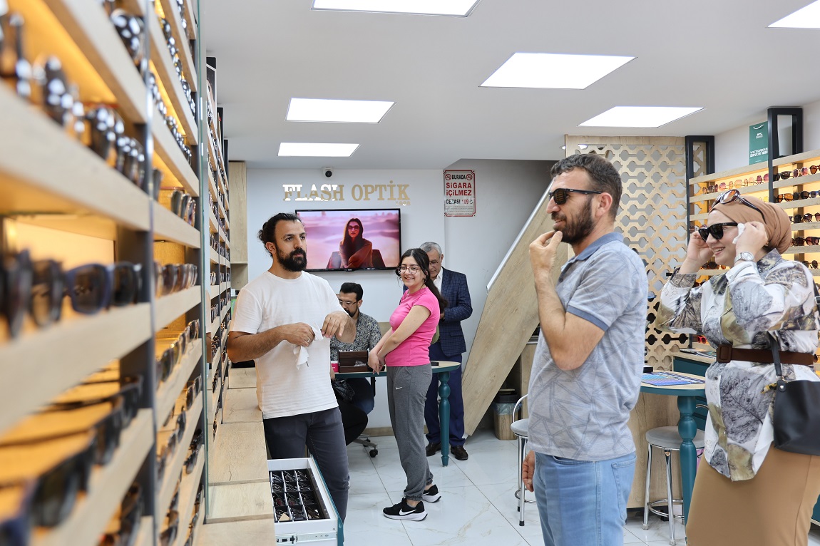 Diyarbakır'da uzmanlar, göz sağlığını tehdit eden güneş gözlüğüne dikkat çekti