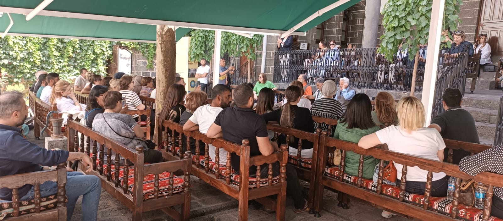 Diyarbakır’a gelen turistler onları dinliyor!