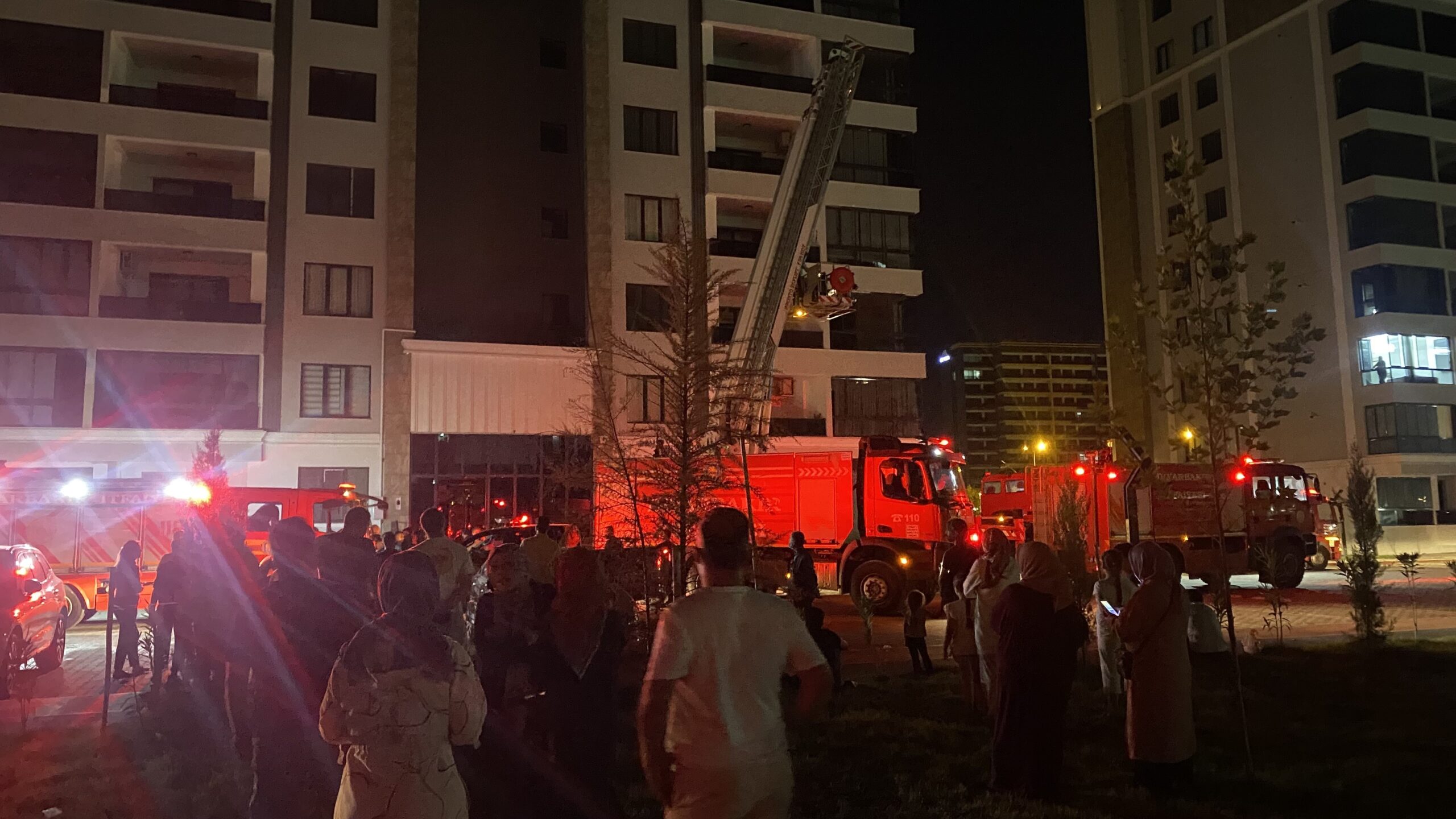  Diyarbakır'da sitede yangın paniği: 4 kişi dumandan etkilendi