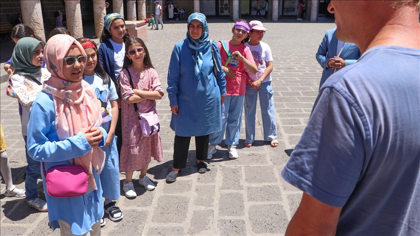 Diyarbakır'da öğrenciler tatilde turistlere rehberlik yaparak yabancı dillerini geliştiriyor