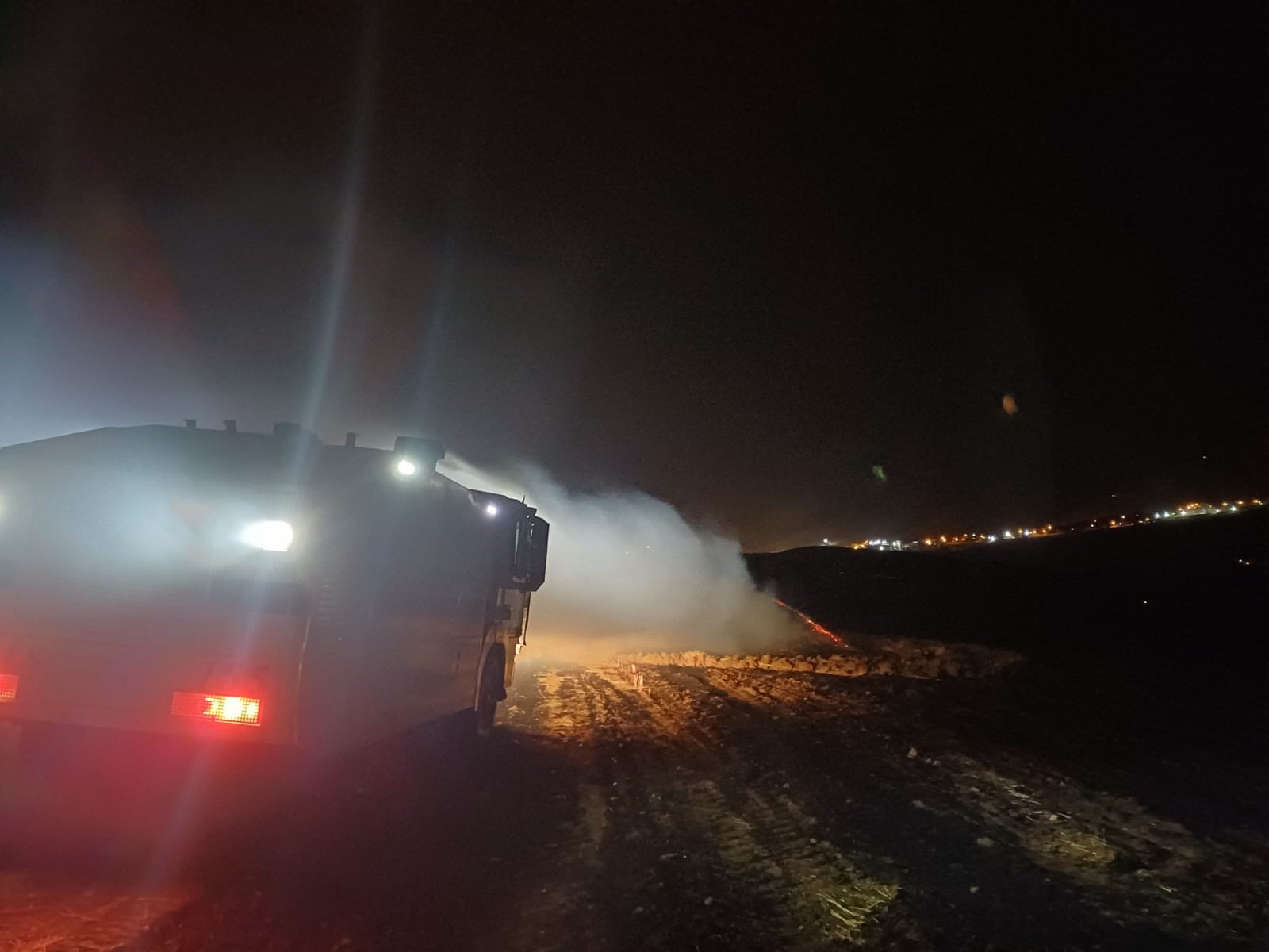 Diyarbakır’da anız yangını TOMA'ların desteğiyle söndürüldü
