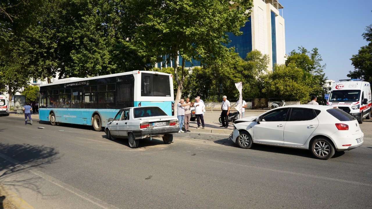 Halk otobüsü ile 2 otomobil çarpıştı: 3 yaralı