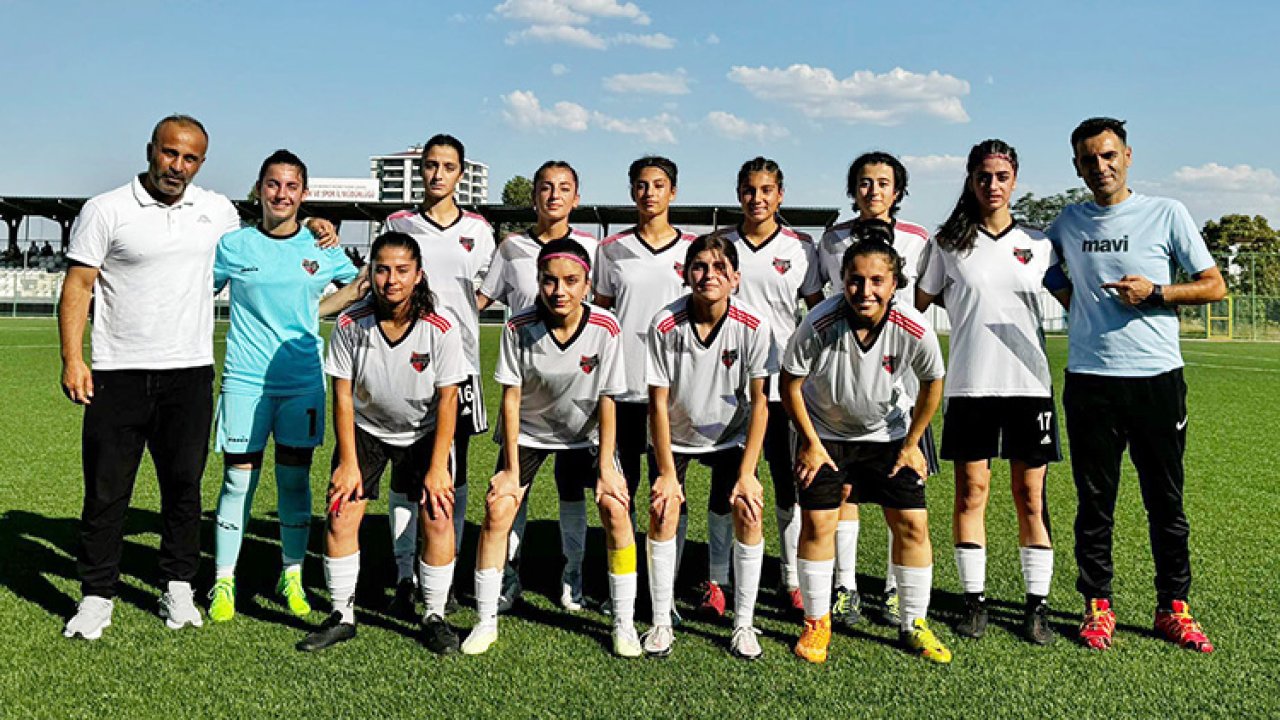 Van Büyükşehir Belediyesi U-17 Kadın Futbol Takımı tarihi başarıya imza attı