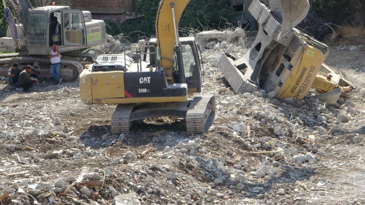 Malatya’da yıkım yapan iş makinesi devrildi