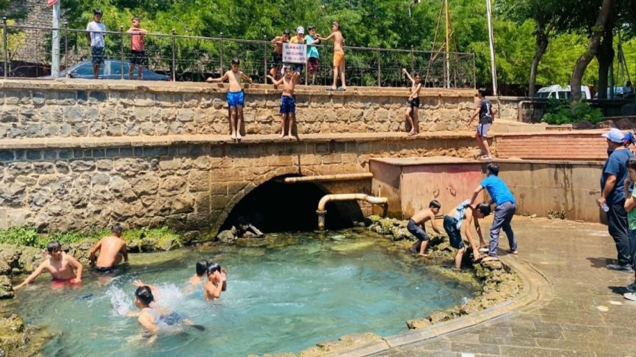 Diyarbakırlı çocuklar kavruluyor: Süs havuzunda serinliyorlar