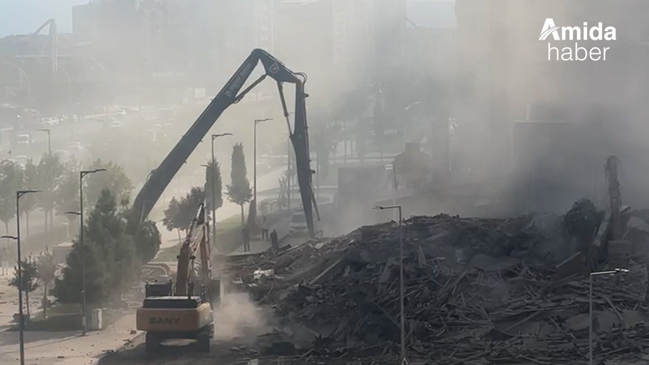 Diyarbakır’da böyle yıkım görülmedi: Ortalık toz duman oldu!