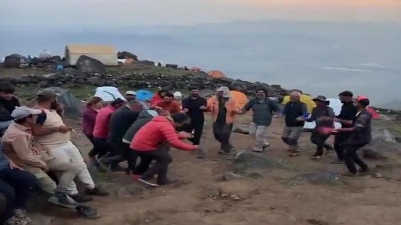 Halaylarla Ağrı Dağı’nın zirvesine çıkan 3 dağcı kayıp