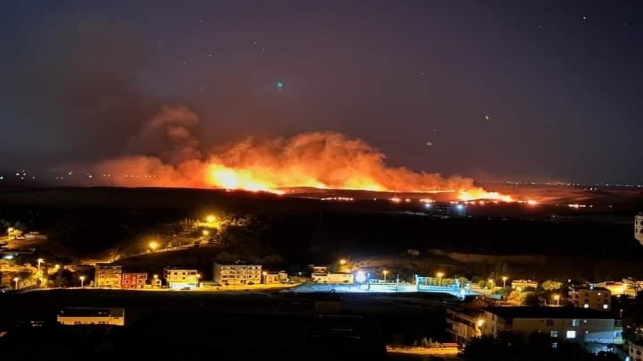 Diyarbakır’da çıkan arazi yangını rüzgarın etkisiyle geniş alana yayıldı