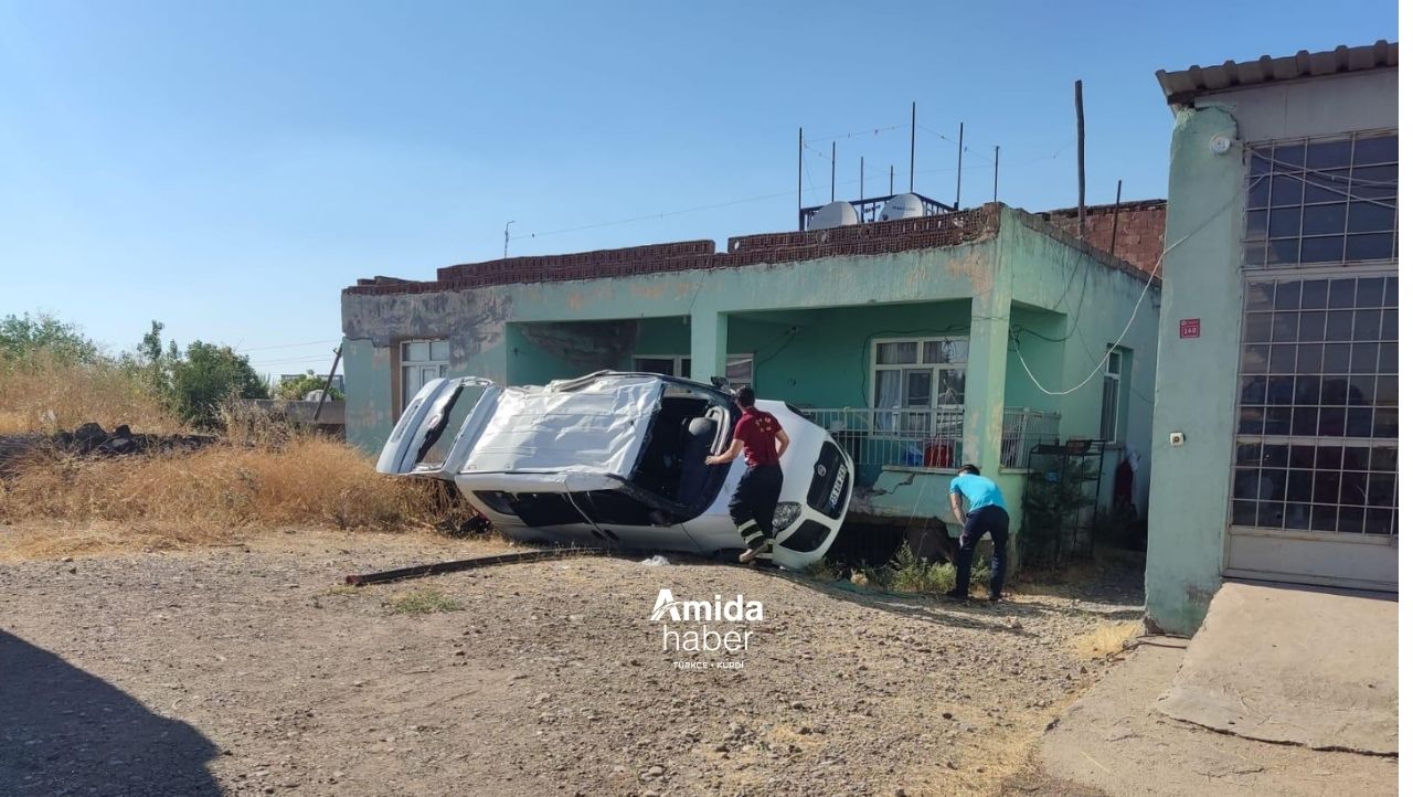 Diyarbakır’da feci kaza: Araç eve çarparak durabildi