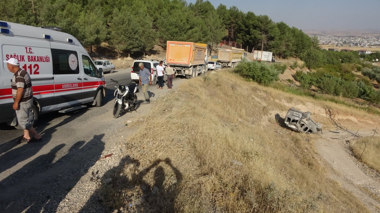 Otomobil şarampole devrildi: 1’i ağır 5 yaralı