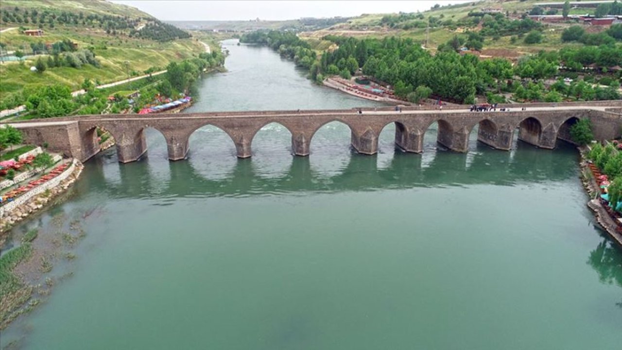 Diyarbakır’da üniversitenin atıkları Dicle Nehri’ne akıyor