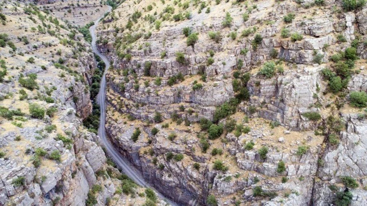 Kayalıklardan düşen çocuk öldü