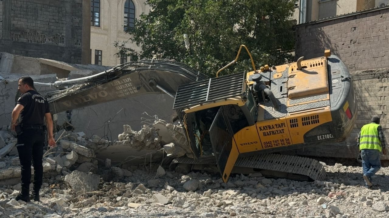 Korkutan olay: Yıkım sırasında bina iş makinesinin üzerine devrildi