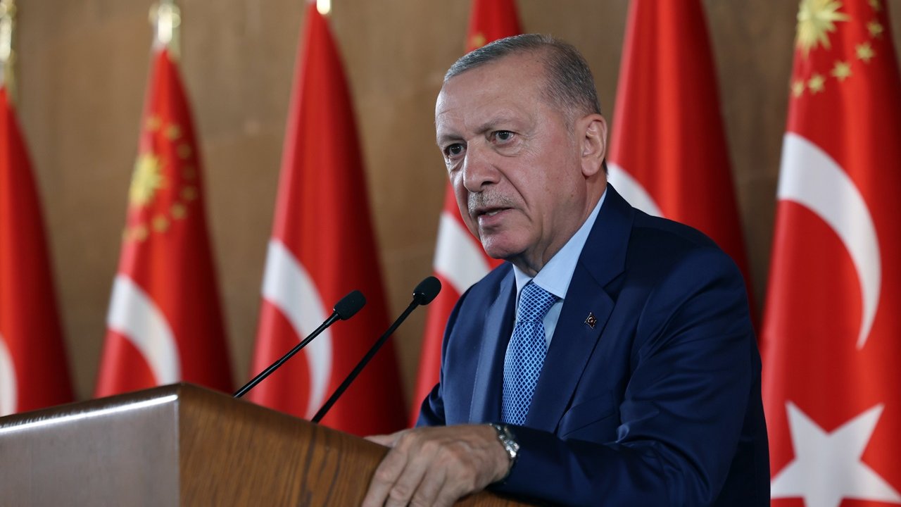 Erdoğan: Bu kılıçları kime çekiyorsun?