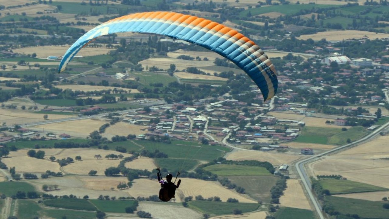 Şampiyon paraşütçü dağda mahsur kaldı