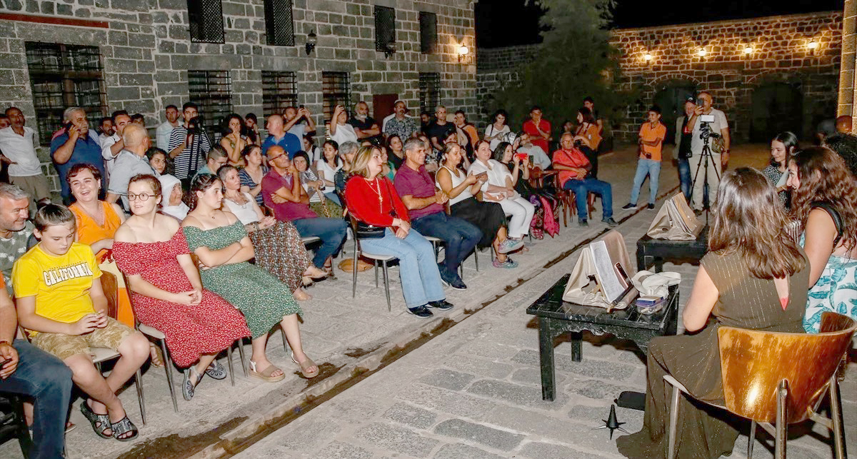 Diyarbakır’daki tarihi kilisede Türk, Fransız ve Ermeni sanatçılardan müzik dinletisi