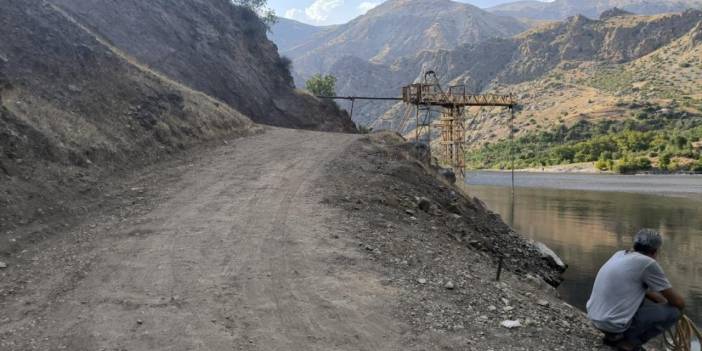 Diyarbakır’da kullanılamayan bozuk köy yolu için yetkililere çağrı