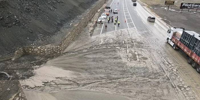 Erzincan-Sivas kara yolunda korkutan heyelan