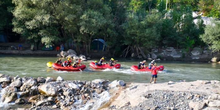 Munzur’da rafting heyecanı: Sporculardan kıyasıya mücadele