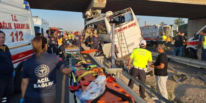 Yolcu otobüsü kaza yaptı: 9 ölü, 26 yaralı