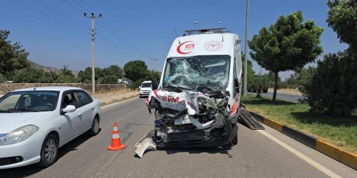 Hasta almaya giden ambulans kaza yaptı:2 yaralı