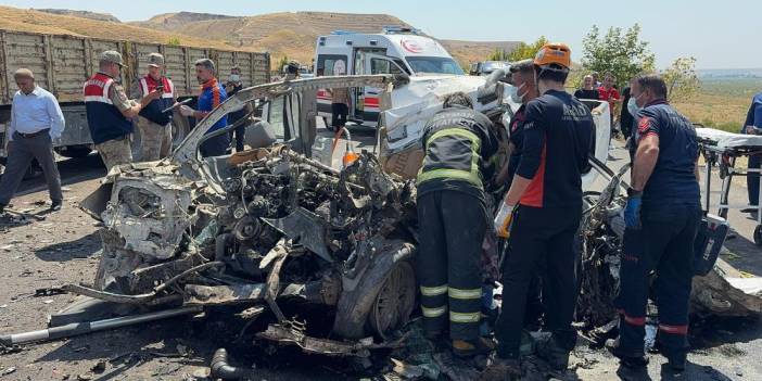 Diyarbakır’dan düğüne giden ailenin aracı TIR ile çarpıştı: 4 ölü