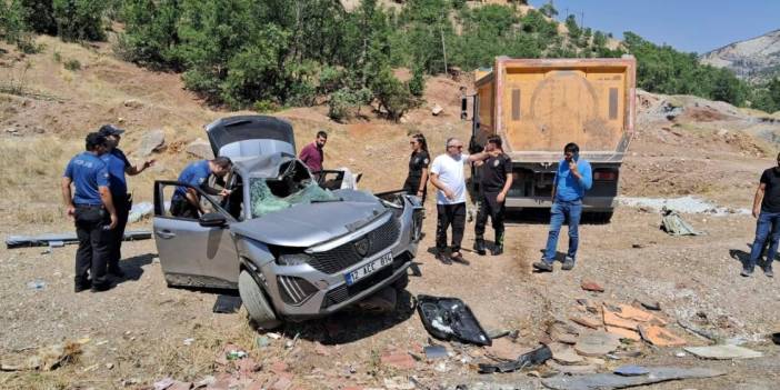 Dersim’de kamyon ile otomobil çarpıştı: 2 ölü, 7 yaralı