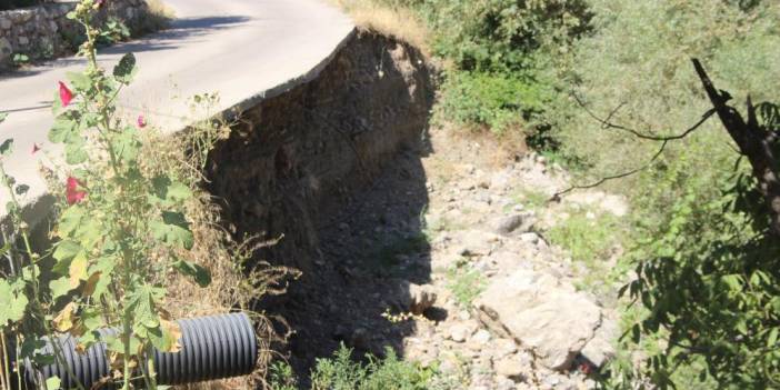 Akarsu toprağı aşındırdı, yol bu hale geldi