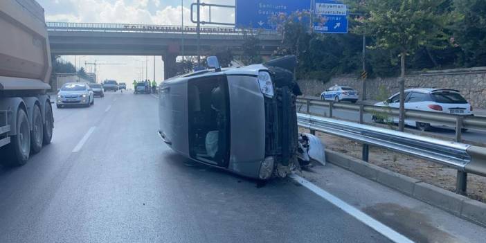 Ticari araç bariyerlere çarparak takla attı