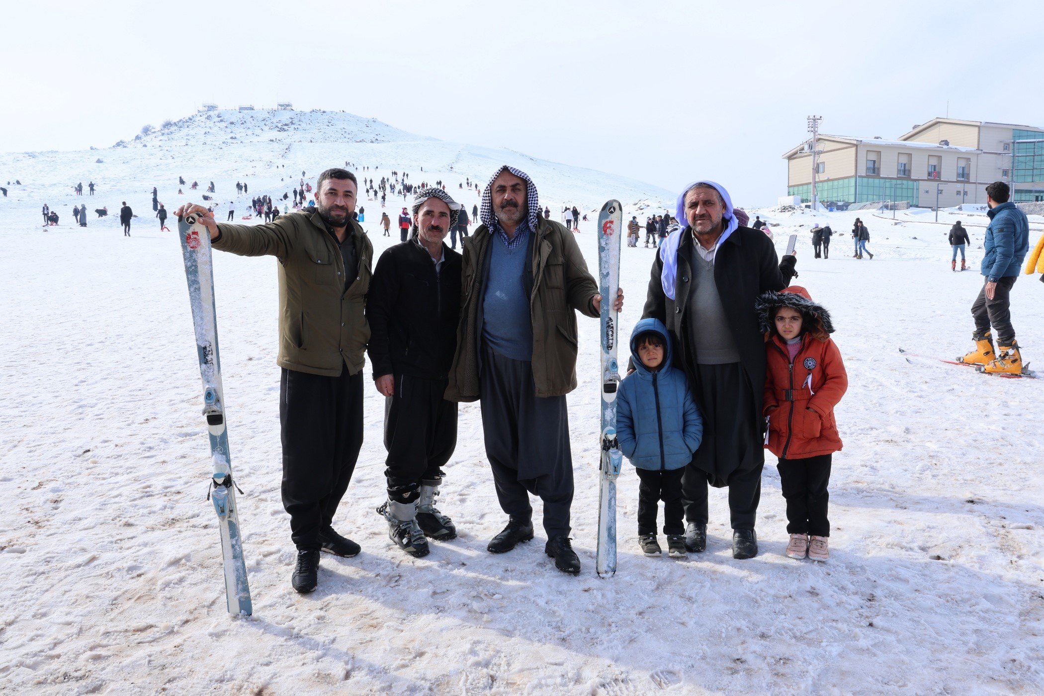 Diyarbakır’da şalvarlı ve fistanlı kayak tutkusu!