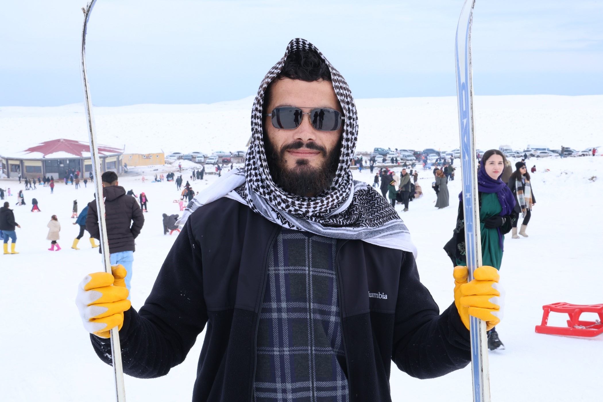Diyarbakır’da şalvarlı ve fistanlı kayak tutkusu!