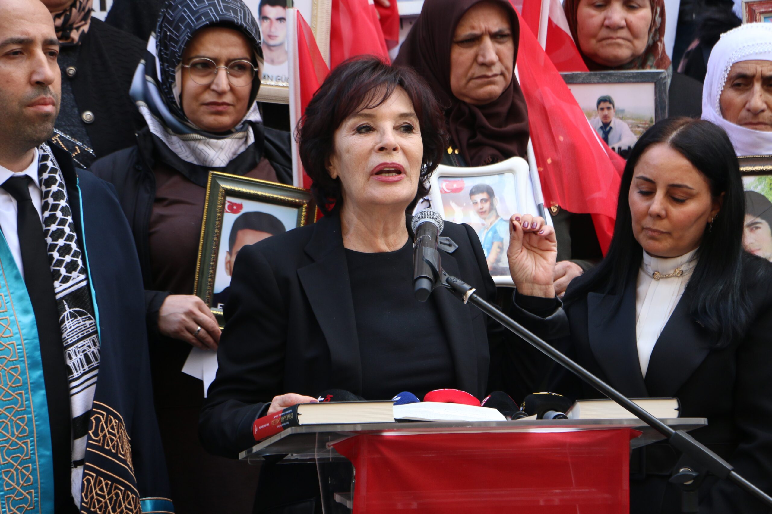 Ünlü Sanatçı Hülya Koçyiğit'ten Diyarbakır annelerine ziyaret