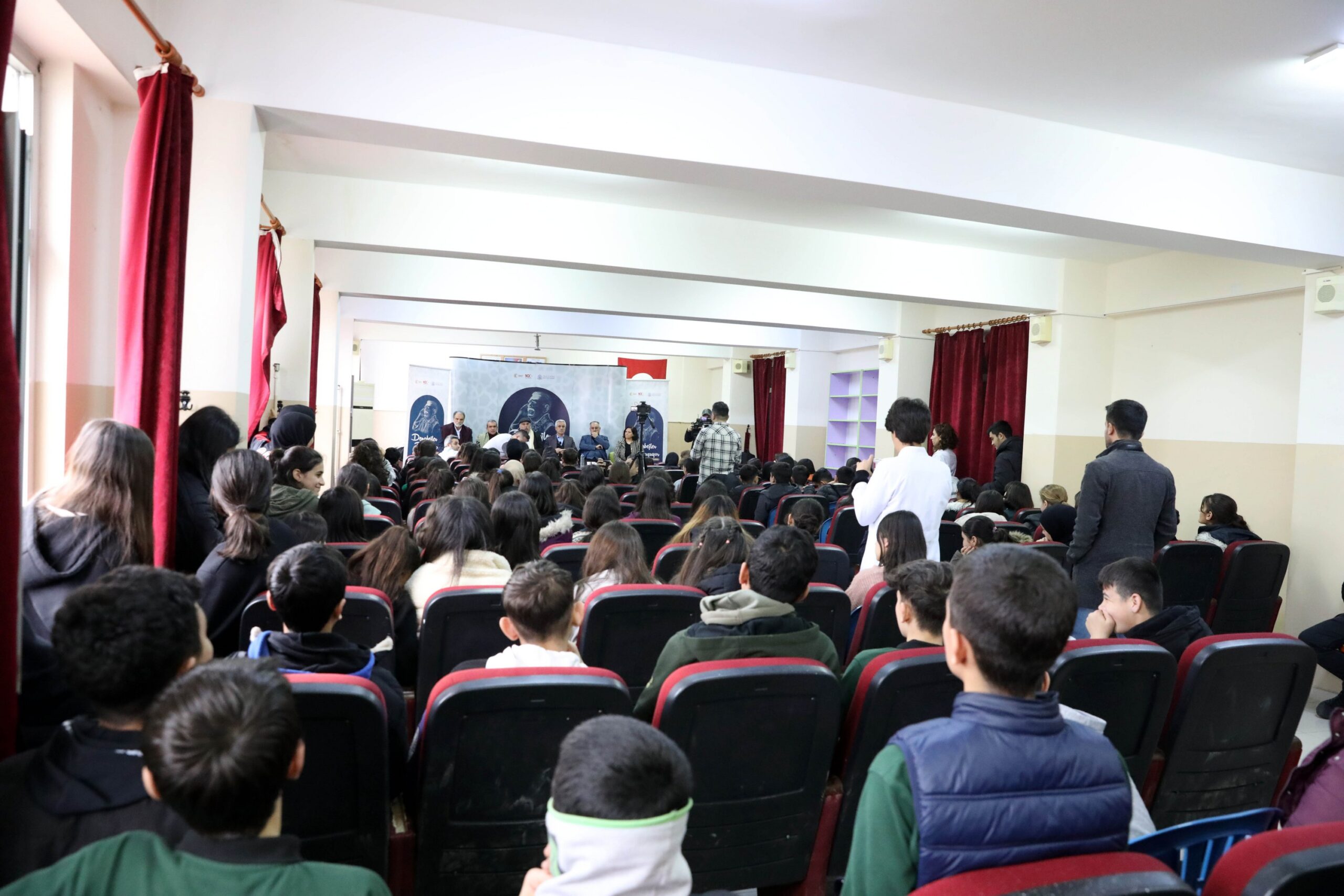 Diyarbakır'da dengbejler öğrencilerle buluştu