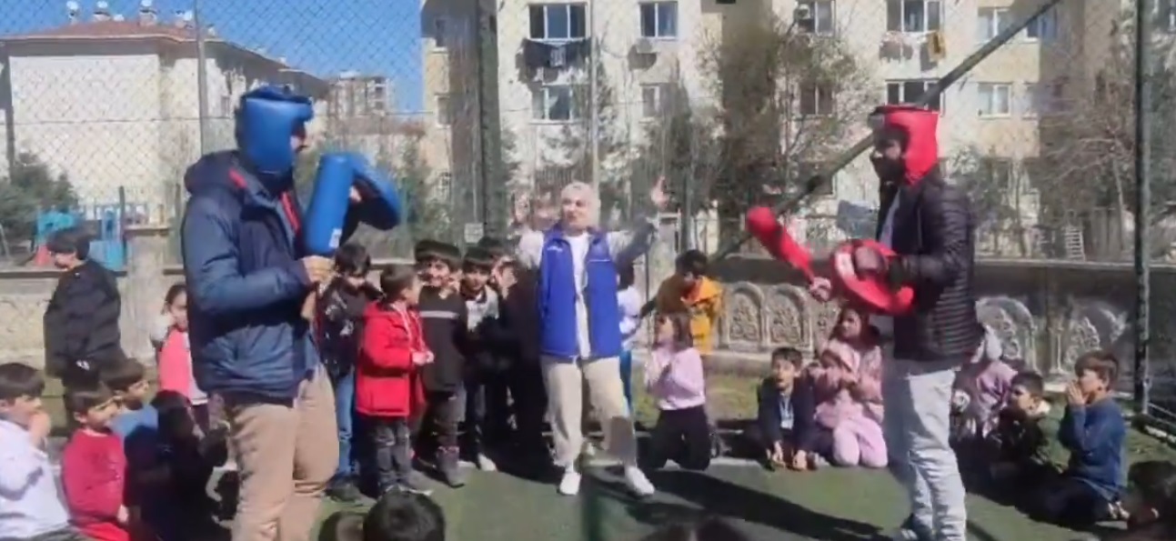 Mobil gençlik merkezi Diyarbakır’ı geziyor!