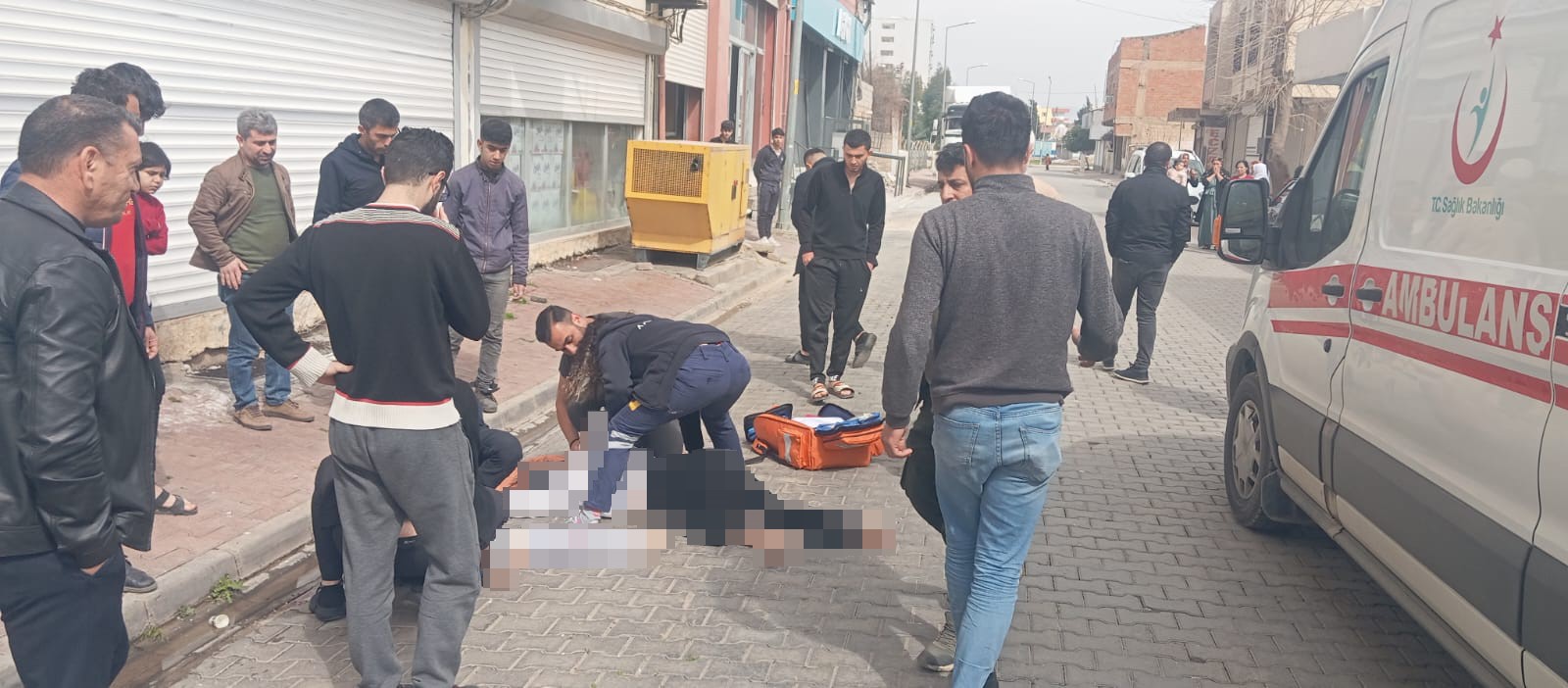 Çocuğunu tutmaya çalışırken kucağ