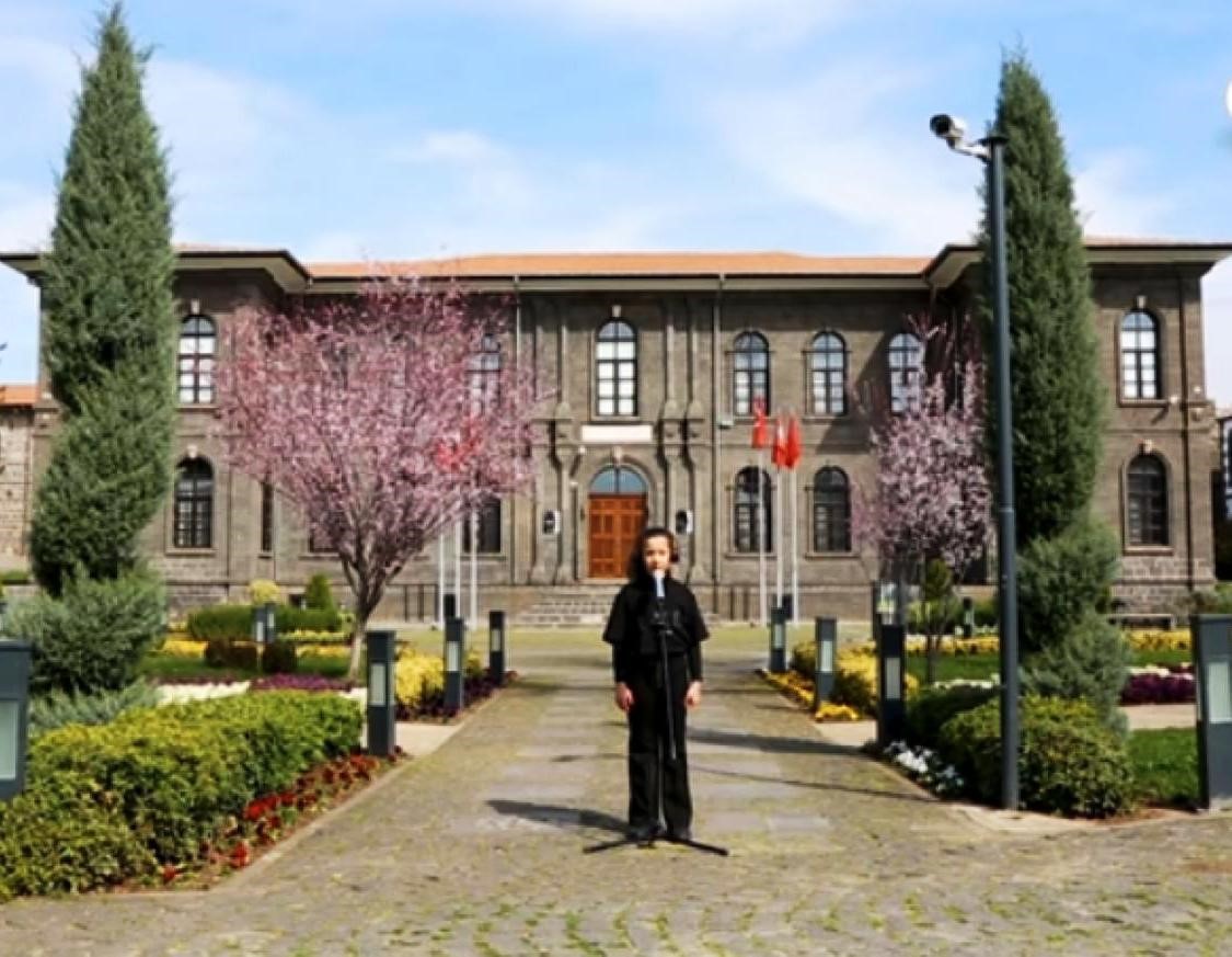 Diyarbakır'da öğrenciler Çanakkale Türküsünü seslendirdi