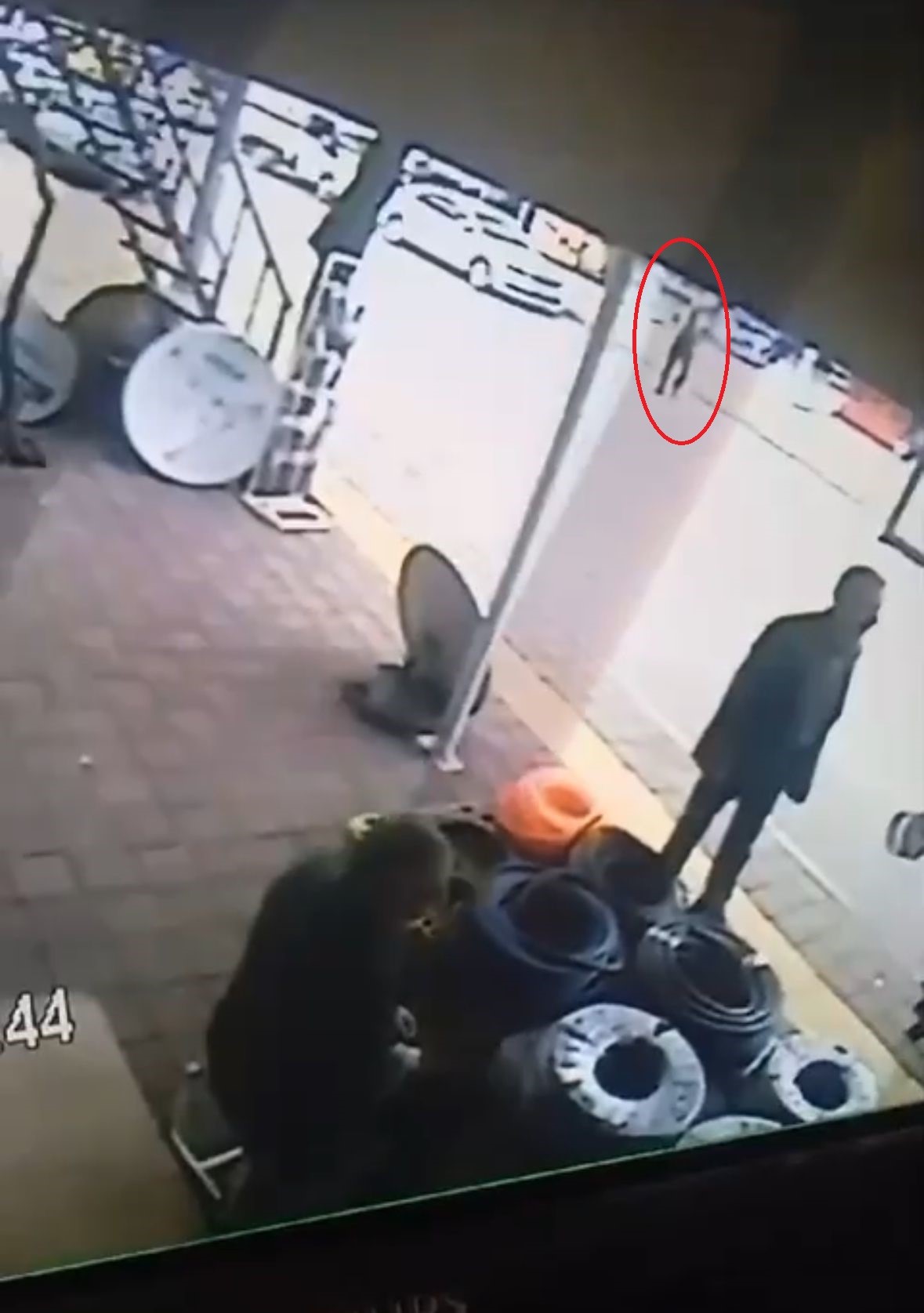 Diyarbakır’da otomobilin yayaya çarptığı an böyle görüntülendi