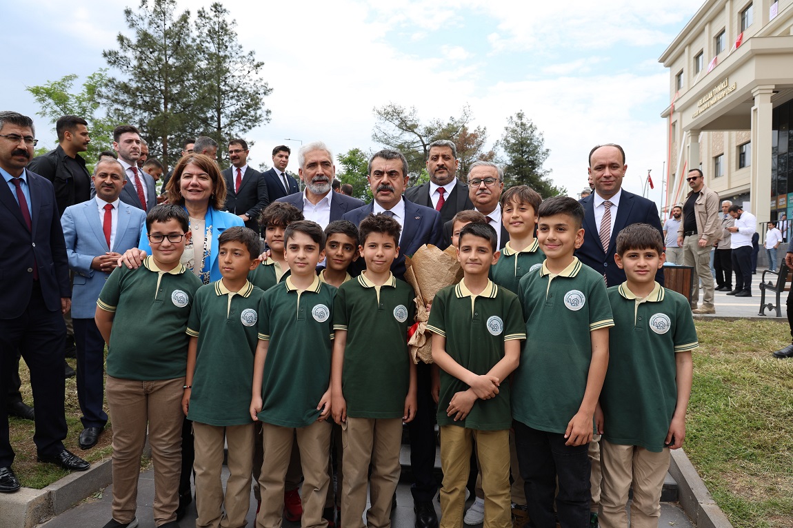 Milli Eğitim Bakanı Yusuf Tekin, Diyarbakır’da okul açılışına katıldı
