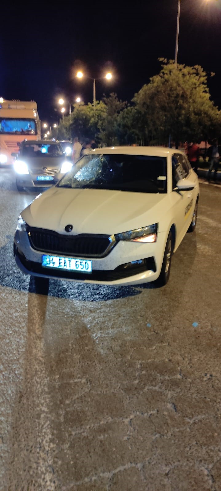 Diyarbakır’da genç kıza otomobil böyle çarptı!