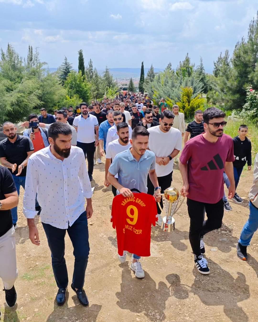 Amedspor'un şampiyonluk kupası efsane kaptana götürüldü!