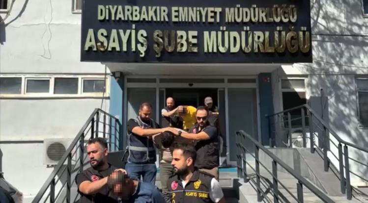 Diyarbakır’da sebze kasalarının içinden AK-47 Kalaşnikof silah çıktı